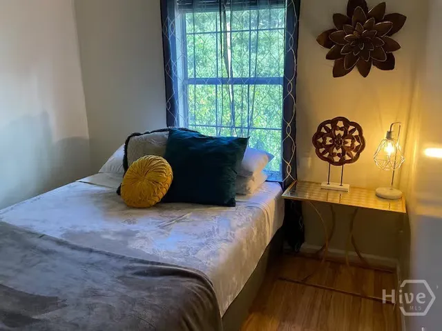 $2,400 | 8 South Lake Drive, Savannah, GA 31410