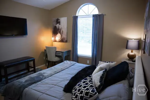 $2,400 | 8 South Lake Drive, Savannah, GA 31410