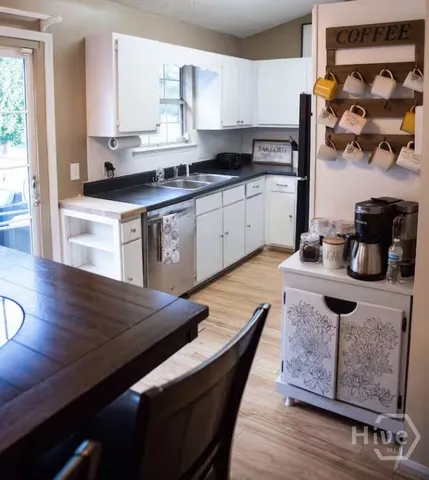 $2,400 | 8 South Lake Drive, Savannah, GA 31410