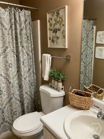 $2,400 | 8 South Lake Drive, Savannah, GA 31410