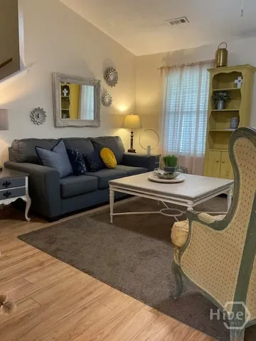 $2,400 | 8 South Lake Drive, Savannah, GA 31410