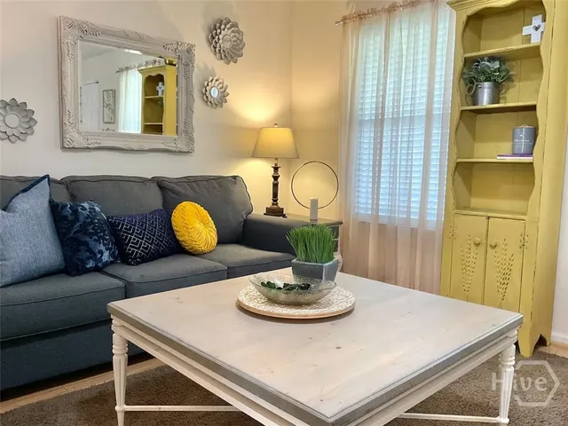 $2,400 | 8 South Lake Drive, Savannah, GA 31410