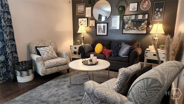 $2,400 | 8 South Lake Drive, Savannah, GA 31410