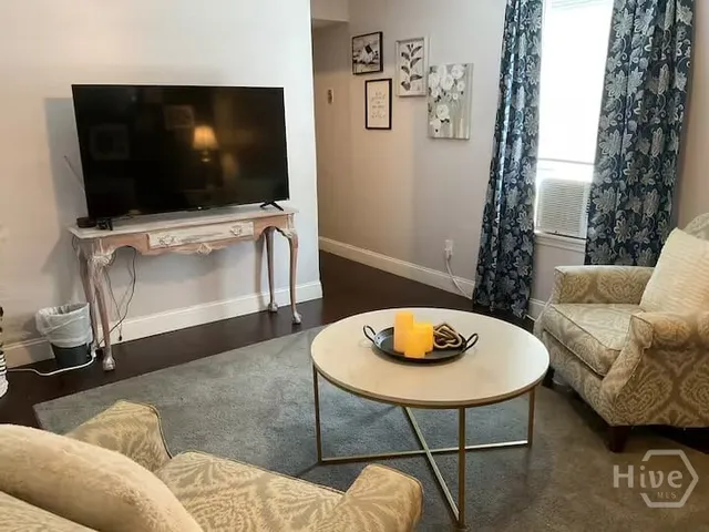 $2,400 | 8 South Lake Drive, Savannah, GA 31410