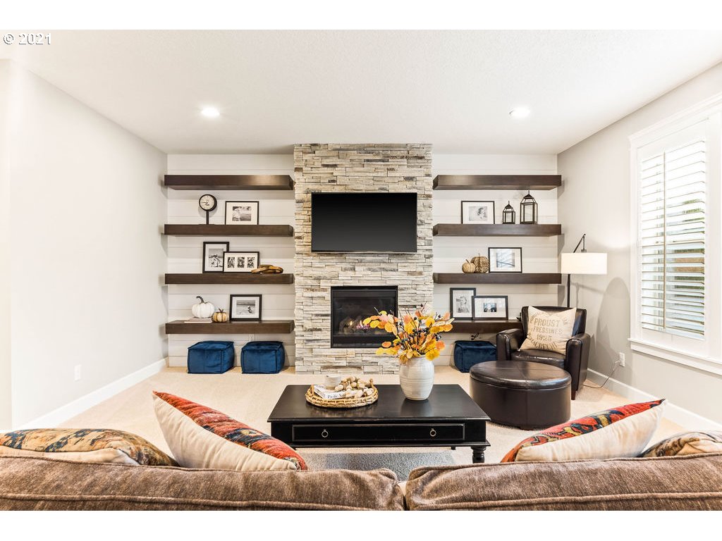 118 North 38th Place Ridgefield, WA 98642 - Photo 8 of 32 a living room with furniture and a fireplace