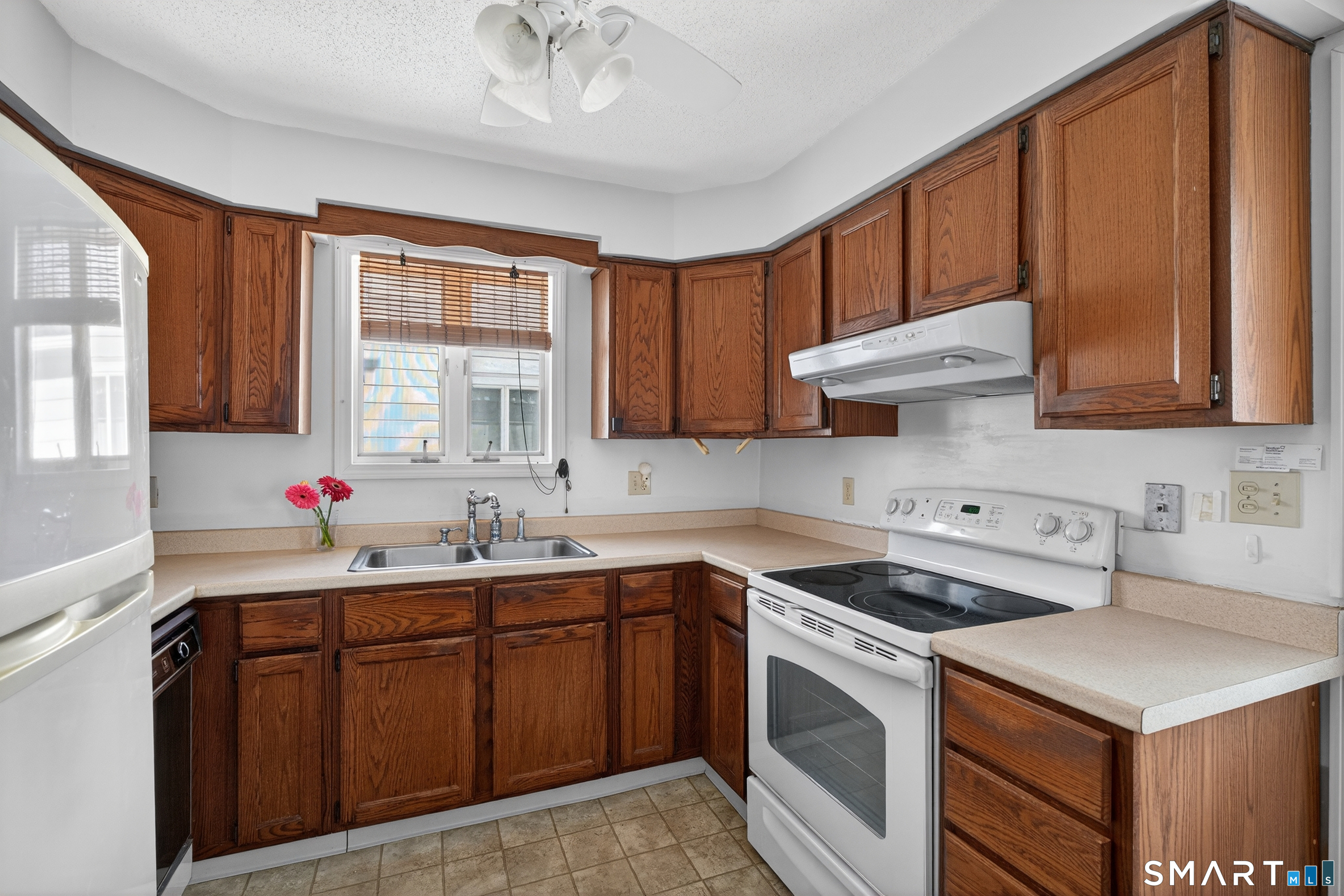 60 New Shore Road Waterford, CT 06385 - Photo 15 of 33 Kitchen