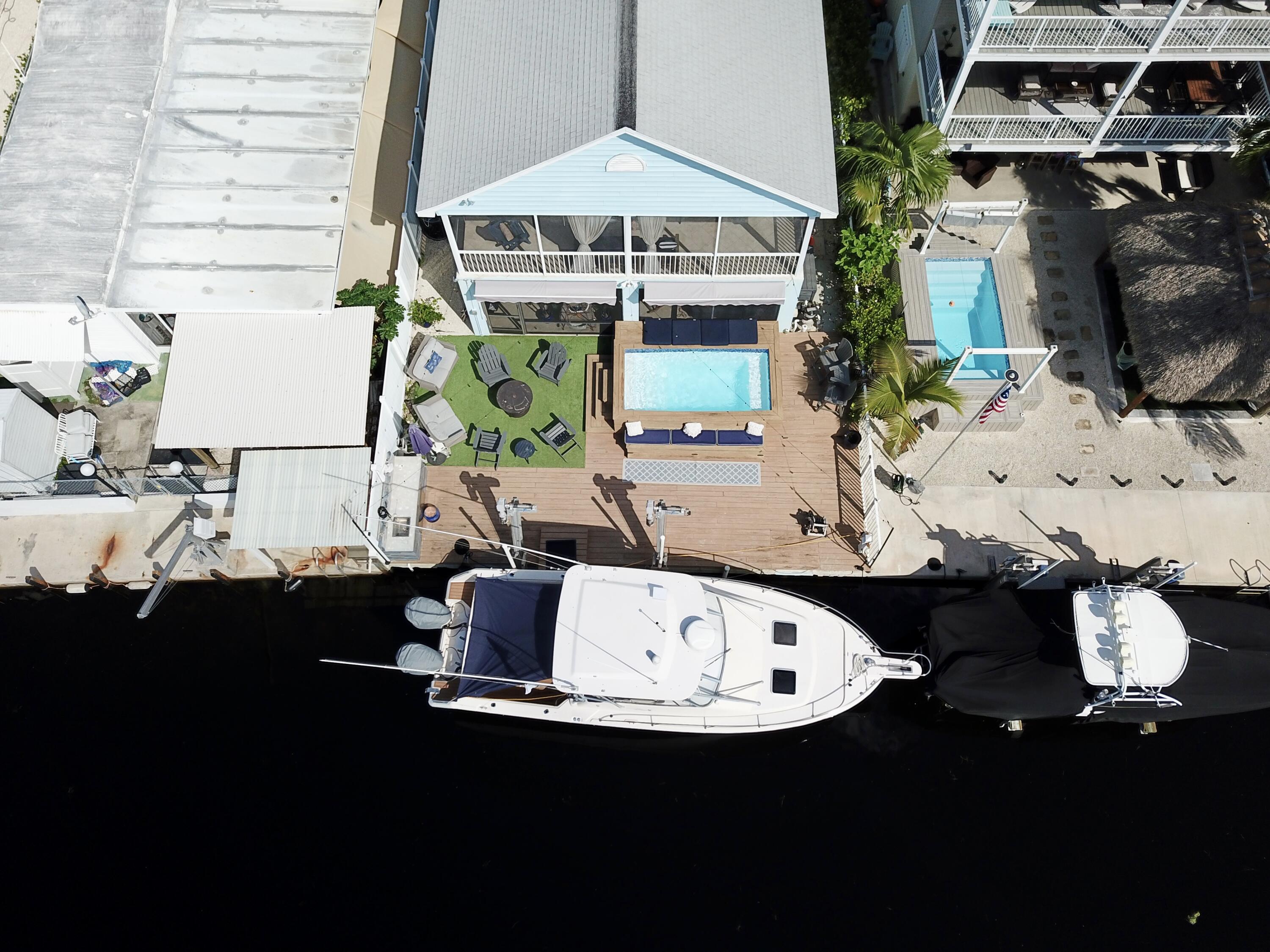 614 R Santa Anita Lane Key Largo, FL 33037 - Photo 62 of 64 a living room with furniture and a potted plant