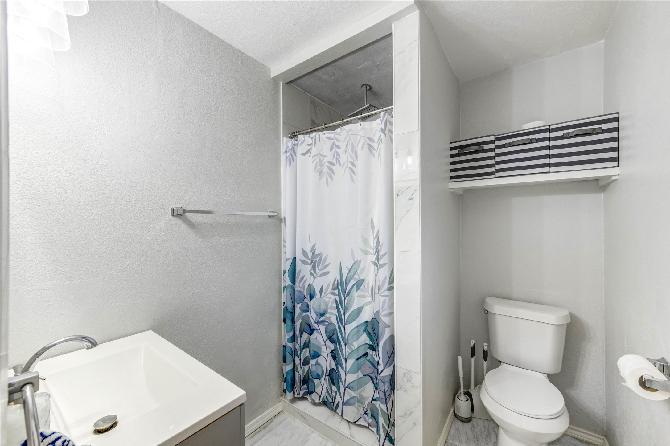 8510 Collingdale Road La Porte, TX 77571 - Photo 13 of 20 a bathroom with a toilet and a shower curtain