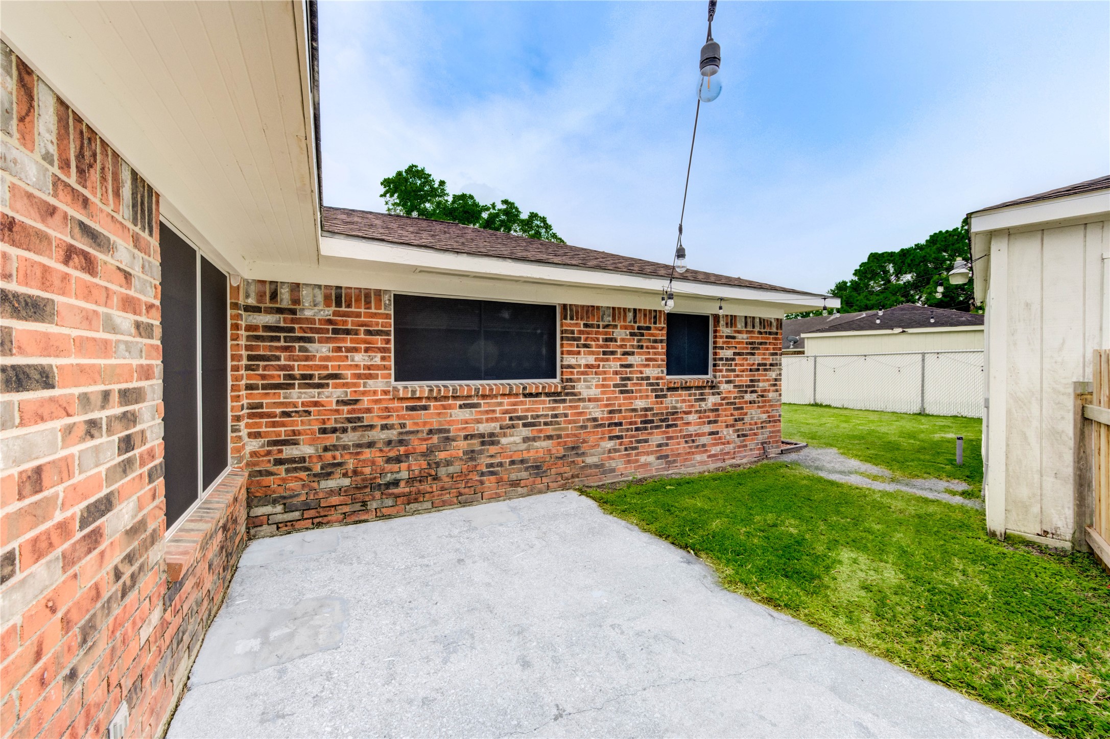 8510 Collingdale Road La Porte, TX 77571 - Photo 18 of 20 a front view of a house with garden