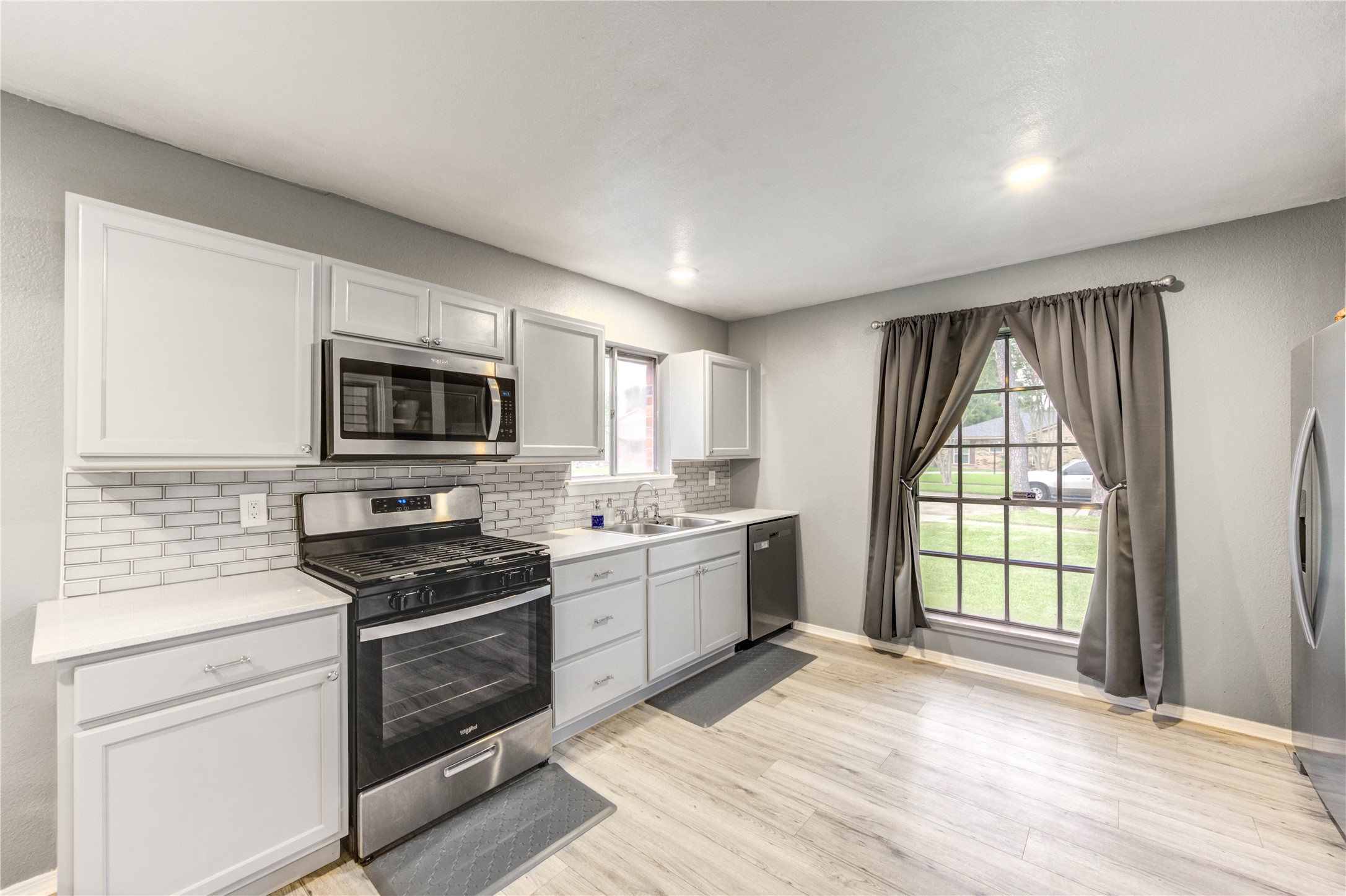 8510 Collingdale Road La Porte, TX 77571 - Photo 5 of 20 a kitchen with a stove a sink and a microwave
