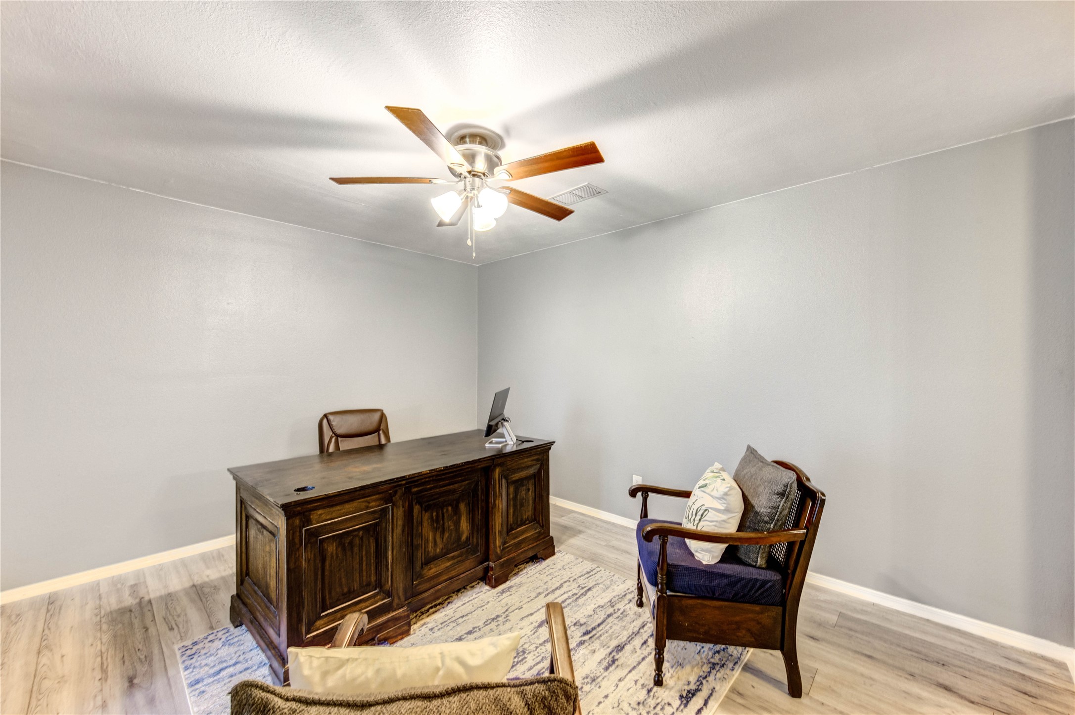 8510 Collingdale Road La Porte, TX 77571 - Photo 10 of 20 a living room with furniture