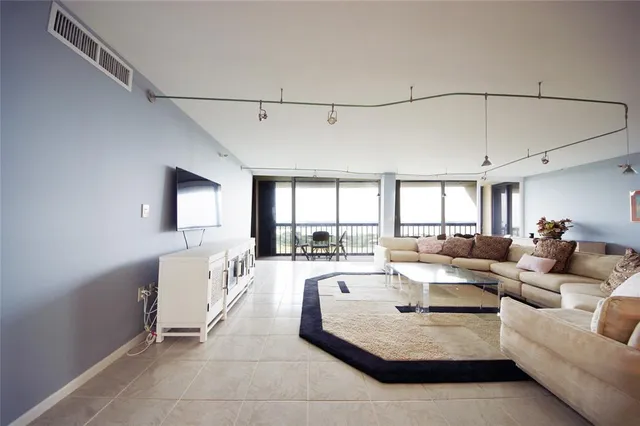 $4,650 | 2480 Presidential Way, Unit 1903, West Palm Beach, FL 33401