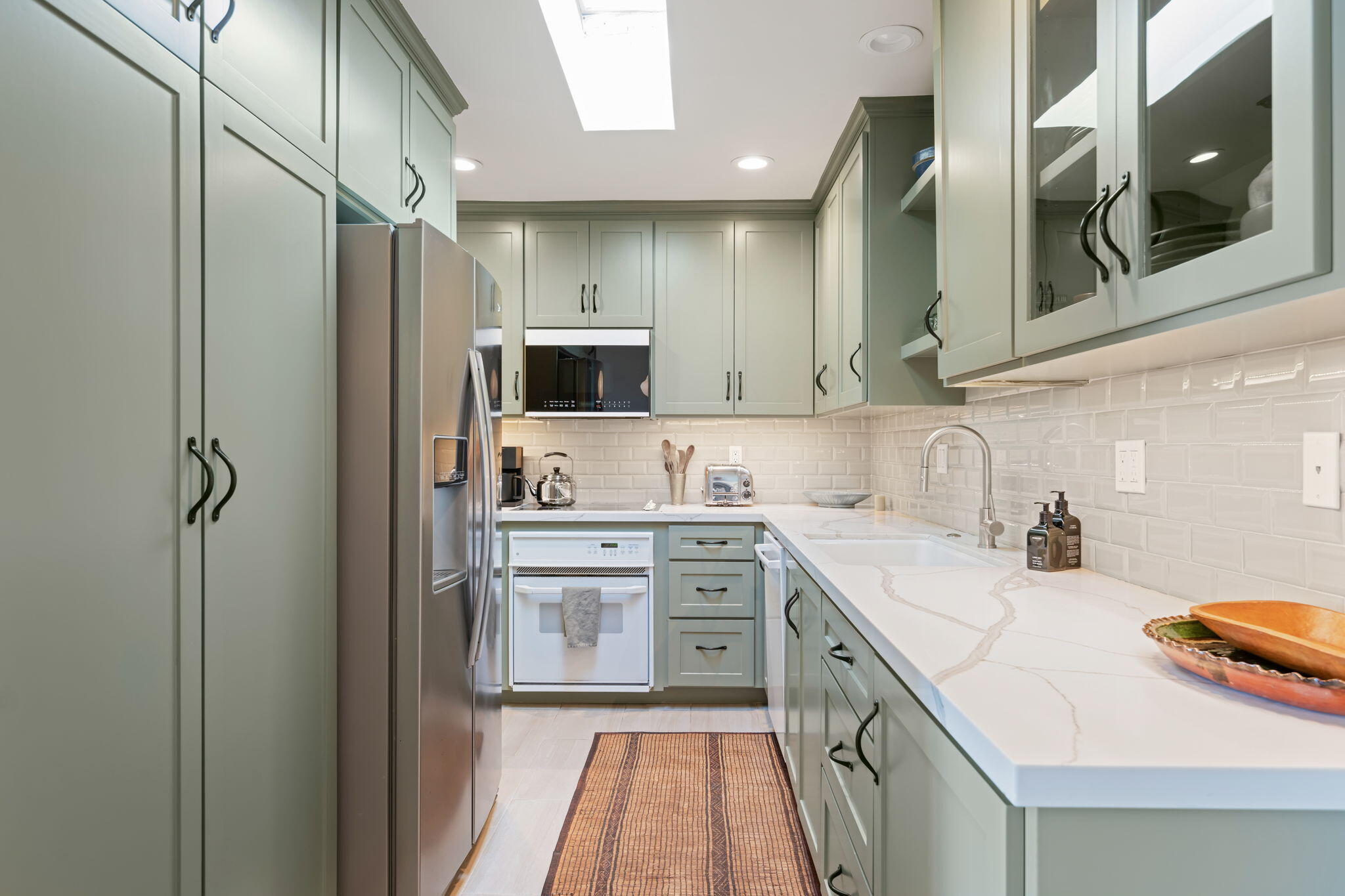 1220 Coast Village Road, Unit 308 Santa Barbara, CA 93108 - Photo 11 of 26 20-Kitchen