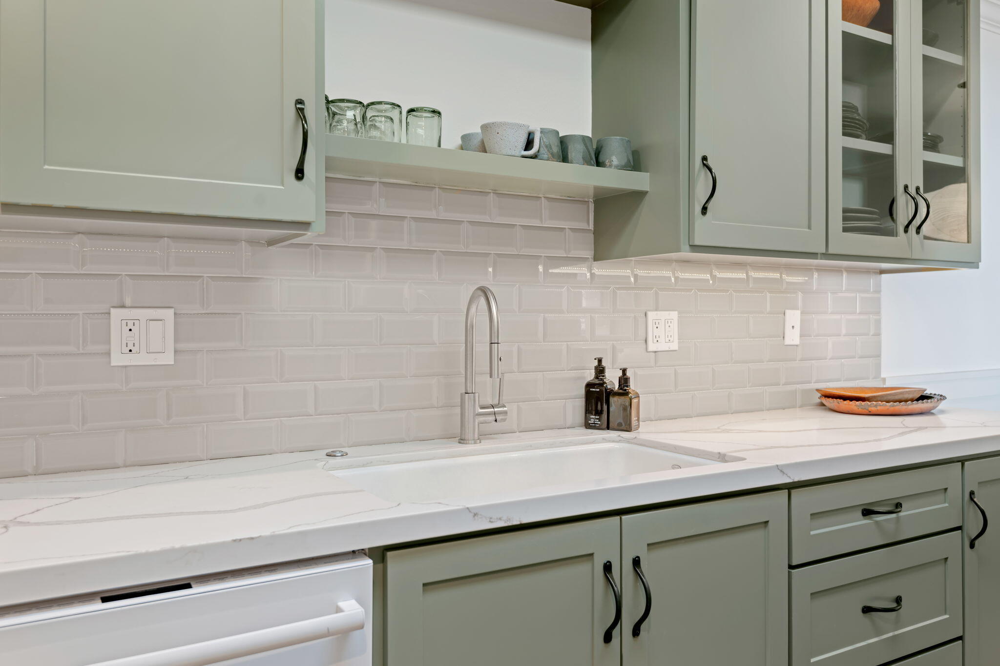 1220 Coast Village Road, Unit 308 Santa Barbara, CA 93108 - Photo 12 of 26 21-Kitchen