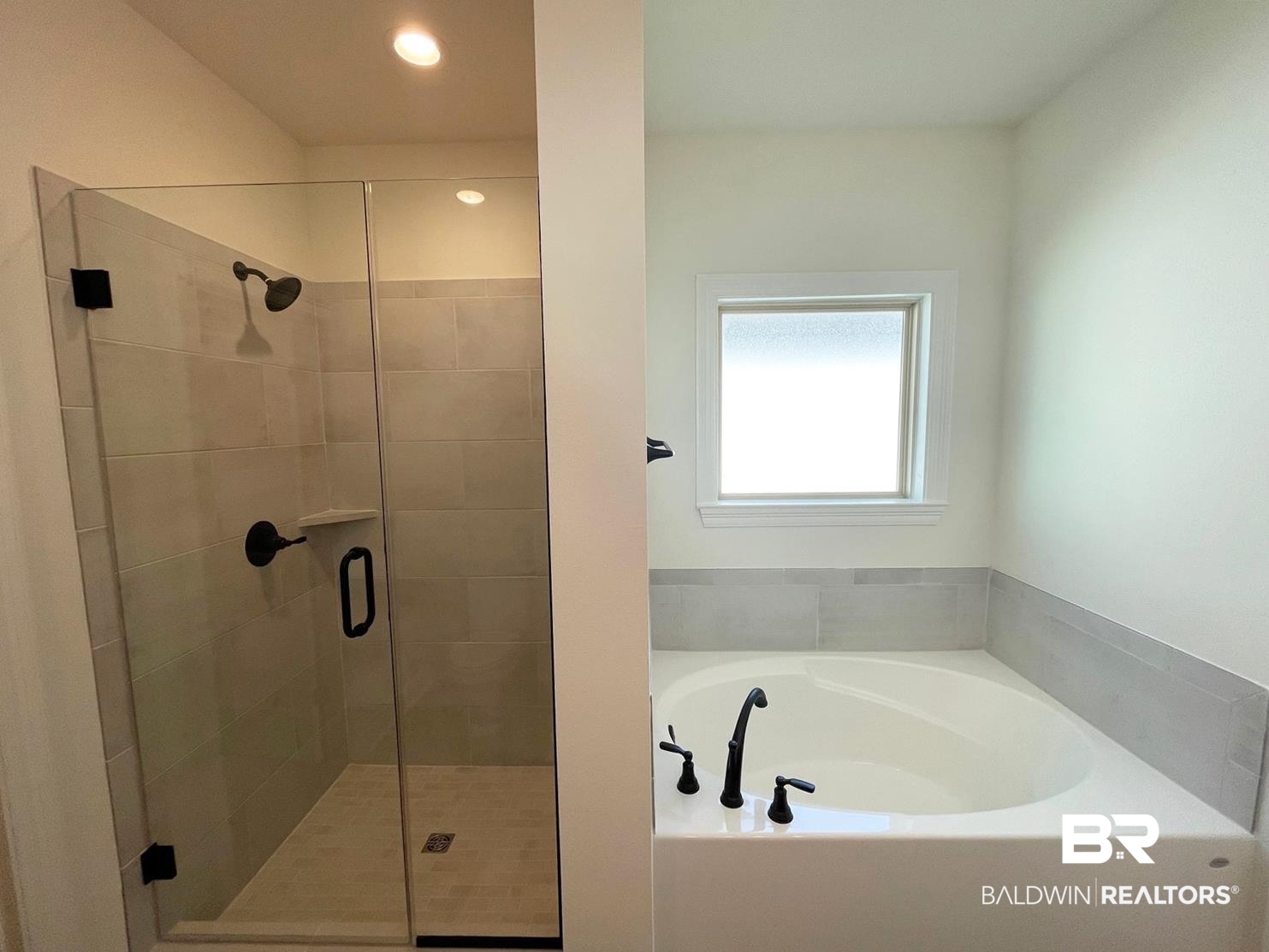 1565 Fenton Circle Foley, AL 36535 - Photo 7 of 15 Bathroom with separate shower and tub
