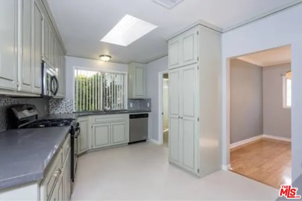 $4,995 | 5049 Serrania Avenue, Woodland Hills, CA 91364