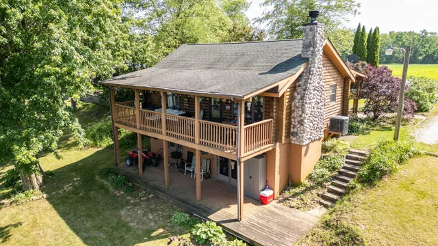 a view of house with a yard