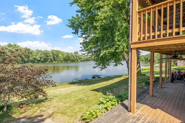a view of a swimming pool with seating space