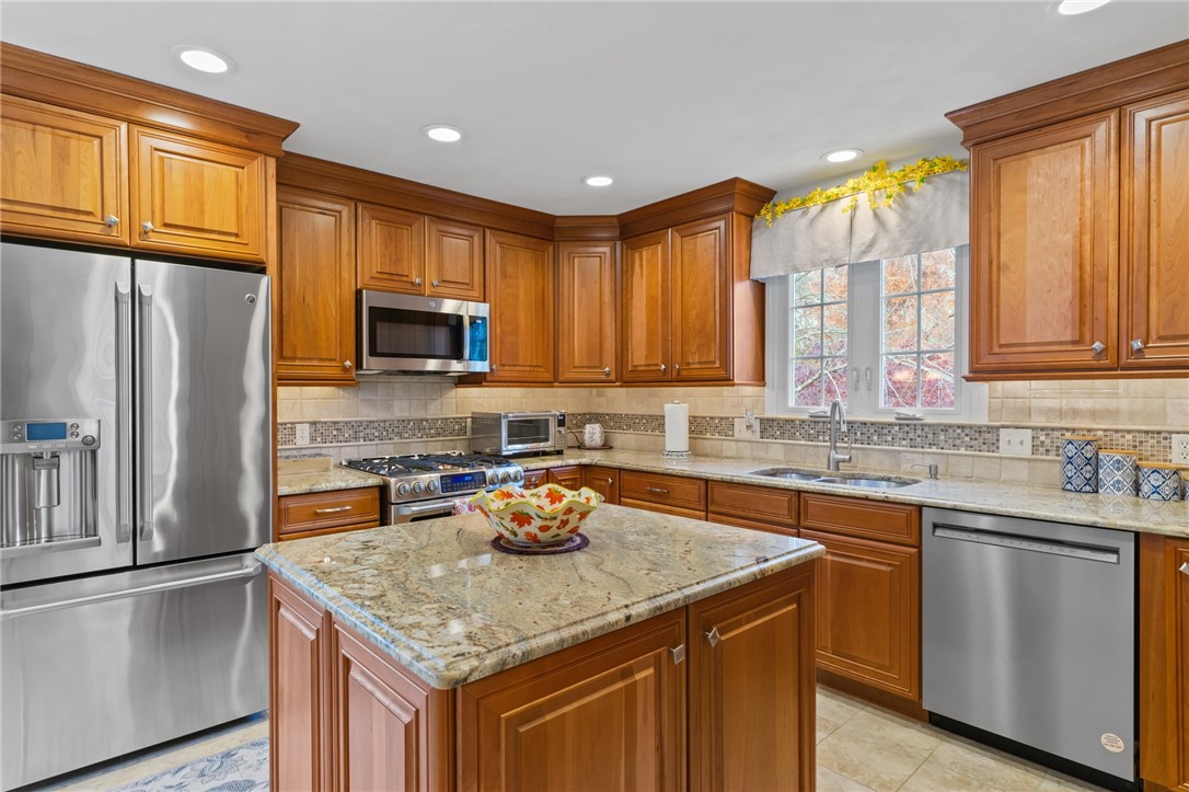 24 Mashie Road Cumberland, RI 02864 - Photo 11 of 39 Gallery Image 11