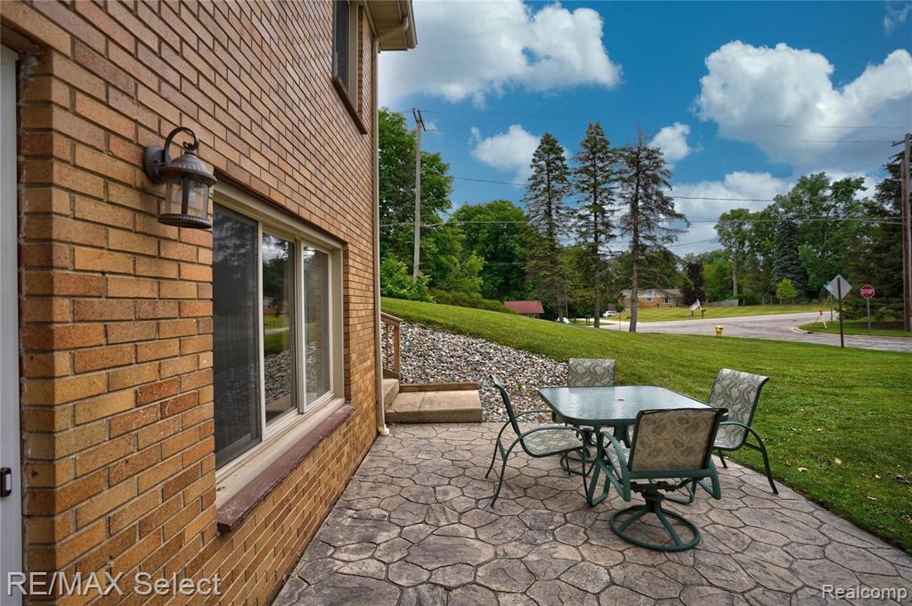 7303 East River Road Flushing, MI 48433 - Photo 12 of 30