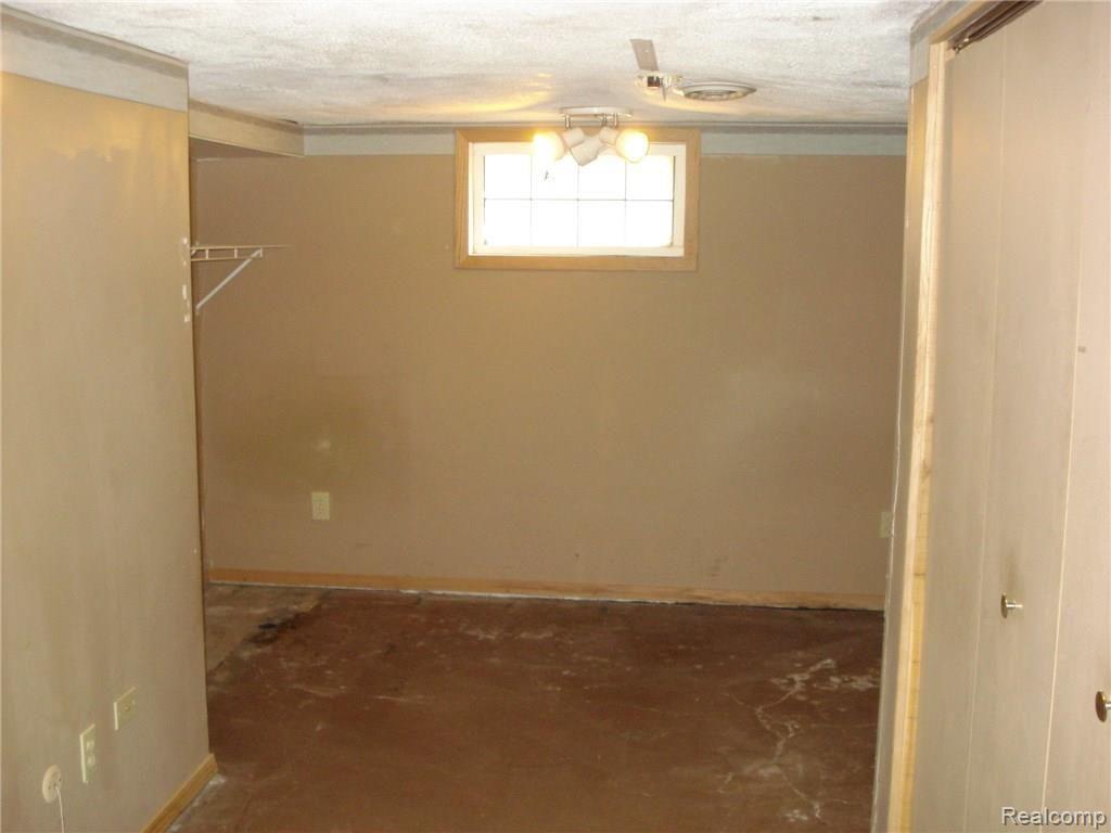 6422 Pontiac Lake Road Waterford, MI 48327 - Photo 27 of 37