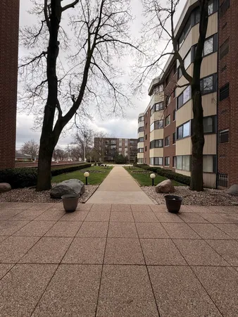 $194,900 | 5500 Lincoln Avenue, Unit 507W, Morton Grove, IL 60053