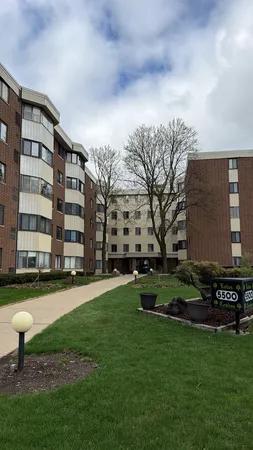 $194,900 | 5500 Lincoln Avenue, Unit 507W, Morton Grove, IL 60053