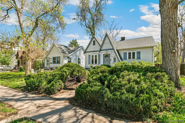 a view of house with garden and trees