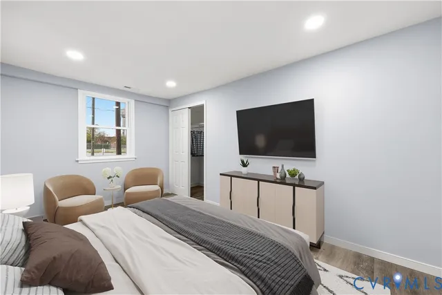 a bedroom with two bed and a flat screen tv