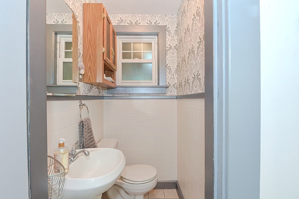 301 Thompson Road Webster, MA 01570 - Photo 12 of 33