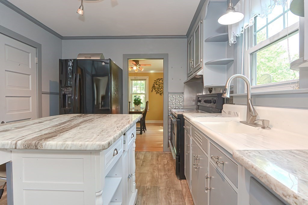 301 Thompson Road Webster, MA 01570 - Photo 9 of 33