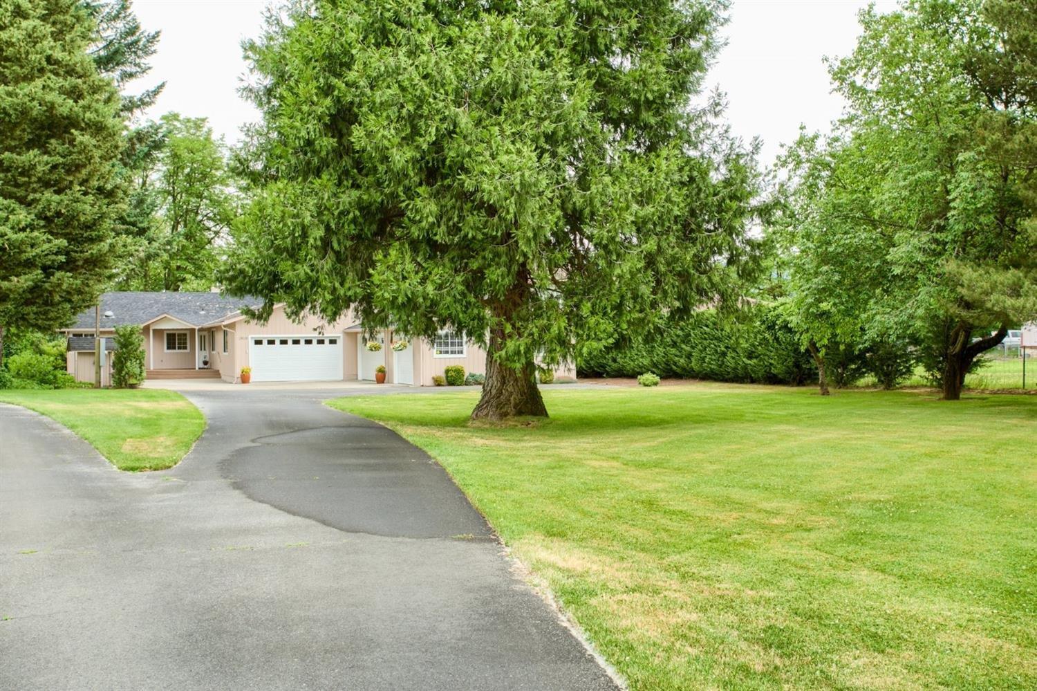 2818 South River Road Grants Pass, OR 97527 - Photo 27 of 35 entry to property and landscape!
