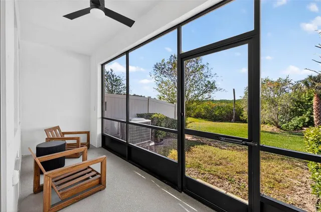 a view of a backyard