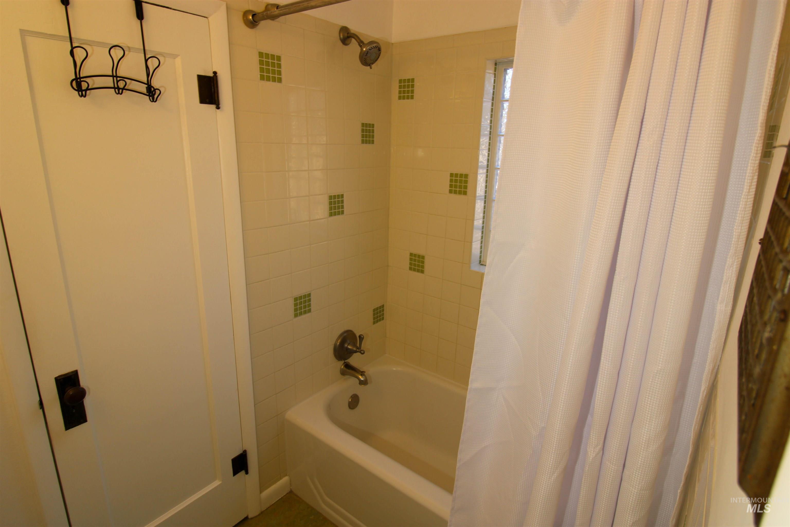 2551 West Hill Road Boise, ID 83702 - Photo 15 of 24 Bathroom featuring shower / bathtub combination with curtain