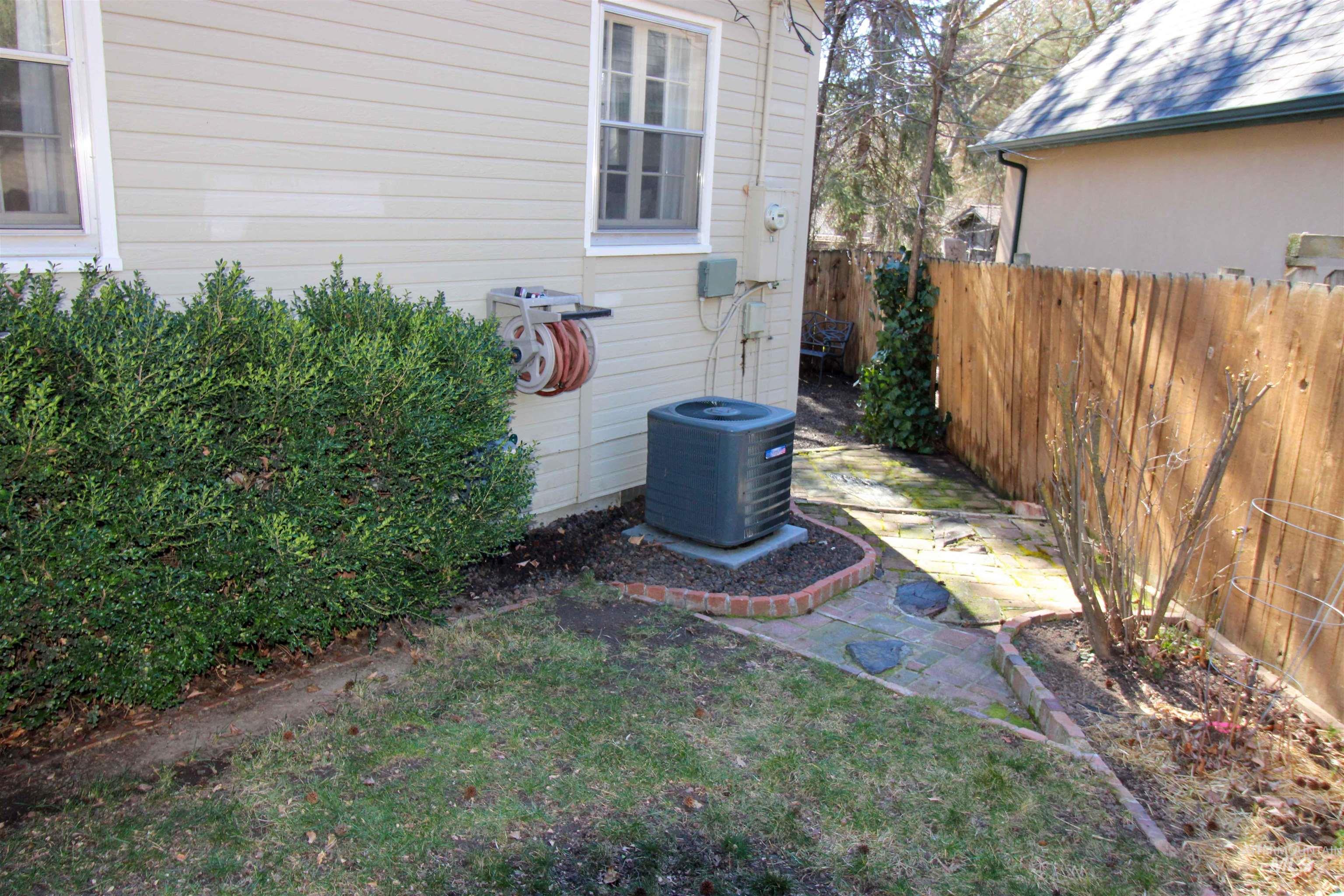 2551 West Hill Road Boise, ID 83702 - Photo 20 of 24 View of yard