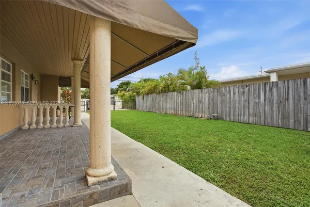 a view of a house with backyard and a garden