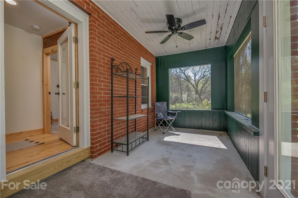 226 Warrior Mountain Road Tryon, NC 28782 - Photo 22 of 37 a living room with furniture
