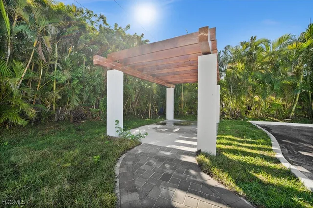 a view of a house with backyard