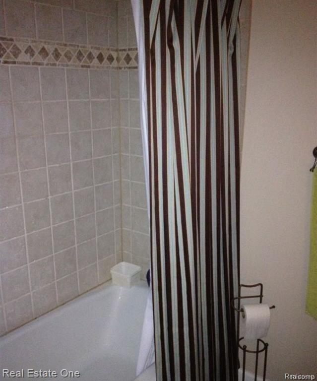 2027 Klingensmith Road Bloomfield Hills, MI 48302 - Photo 16 of 29