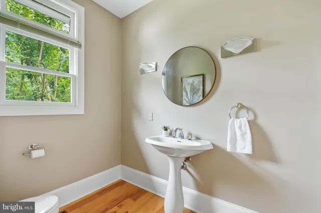 a view of an entryway with a workspace