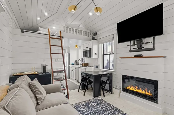 $3,000 | 6 Cross Street, Newport, RI 02840