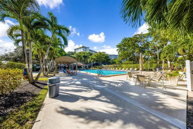 a view of yard with tree