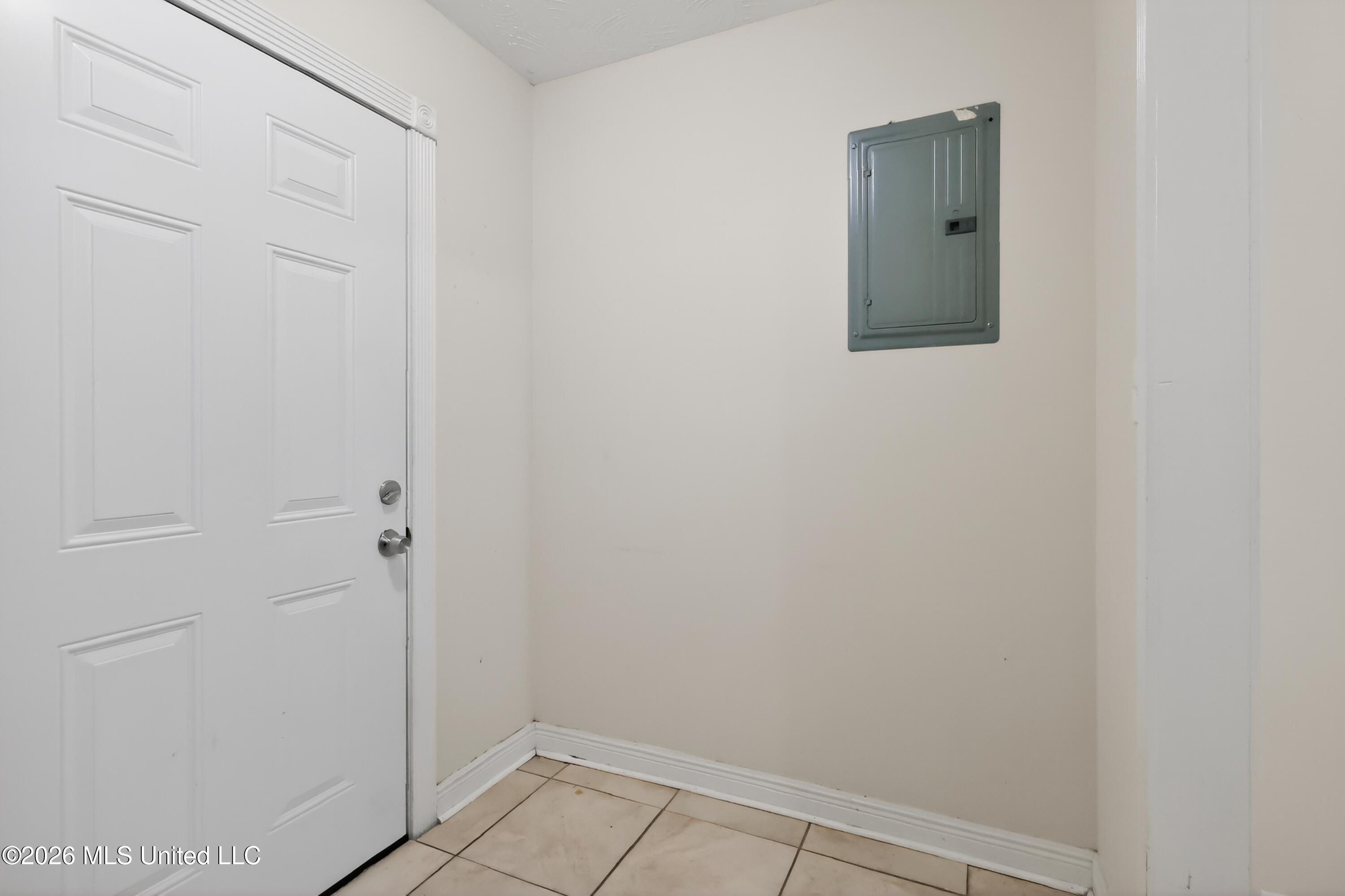 4003 West Lake Road Jackson, MS 39212 - Photo 10 of 38 10_4003_W_Lake_Rd-Foyer-5514