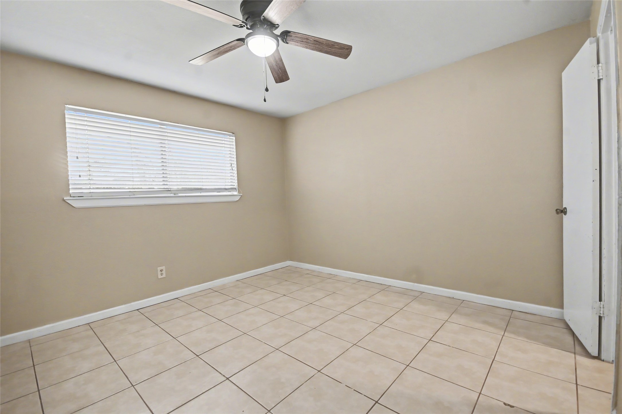 4202 Townes Forest Road Friendswood, TX 77546 - Photo 8 of 17 an empty room with windows and fan
