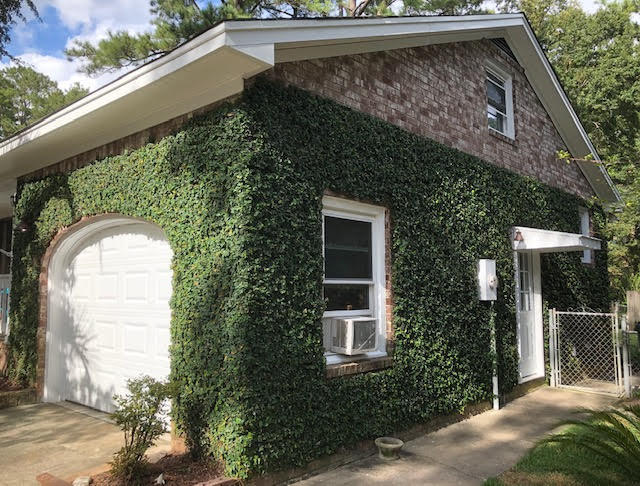 Garage w/ AC Unit