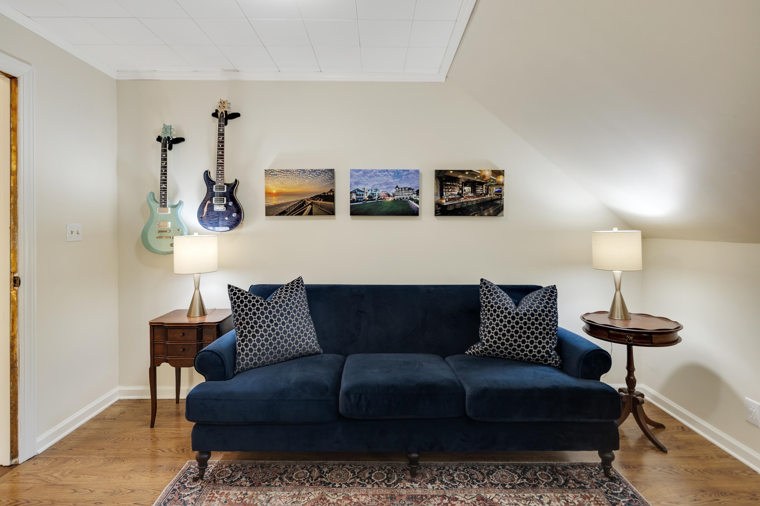 6326 East Shady Grove Road Memphis, TN 38120 - Photo 25 of 40 a living room with furniture and a lamp