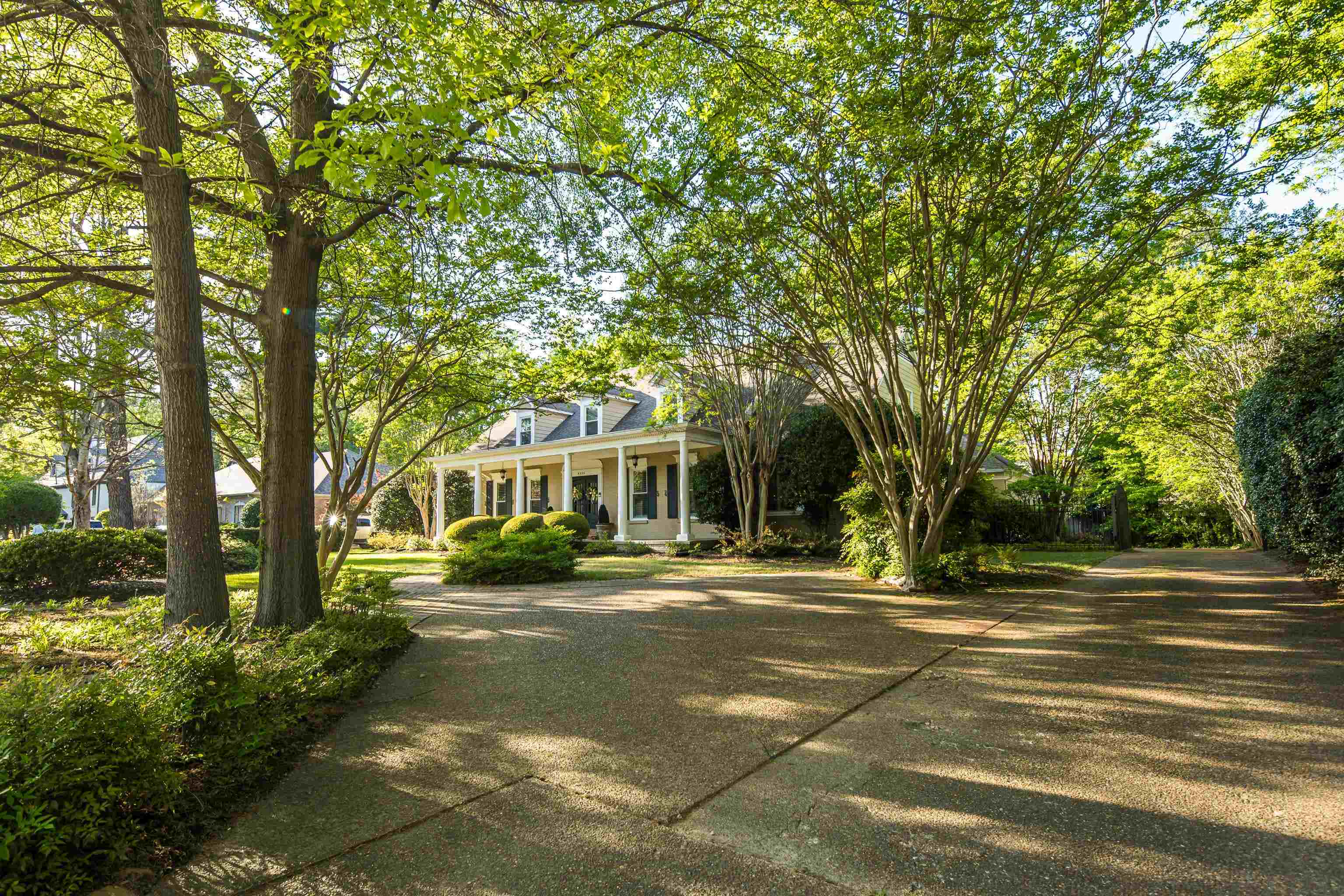 6326 East Shady Grove Road Memphis, TN 38120 - Photo 3 of 40 a front view of a house with a yard