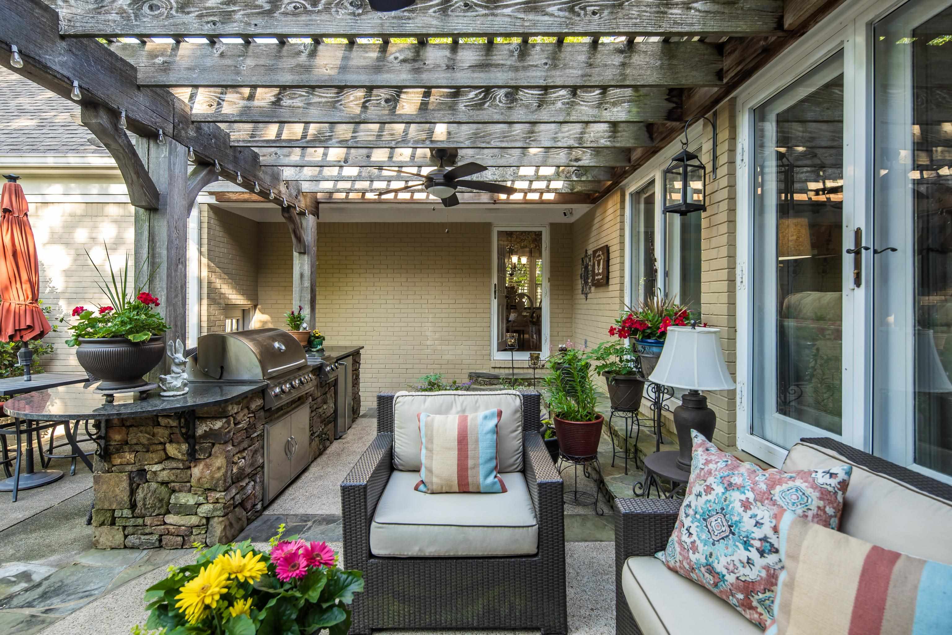 6326 East Shady Grove Road Memphis, TN 38120 - Photo 31 of 40 a living room with furniture and flowers