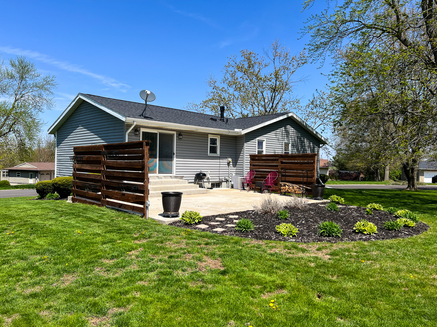 2201 Oak Drive Eureka, IL 61530 - Photo 11 of 25 a front view of a house with a yard