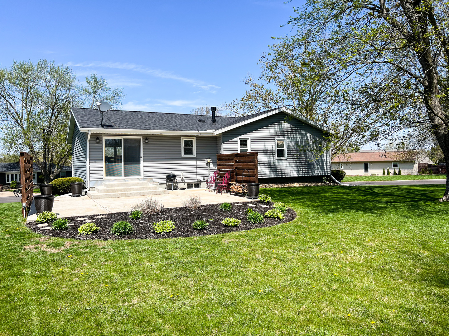 2201 Oak Drive Eureka, IL 61530 - Photo 12 of 25 a view of a house with a big yard